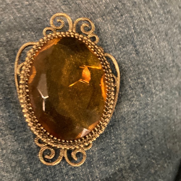 Jewelry - Elegant Gold-Toned Brooch